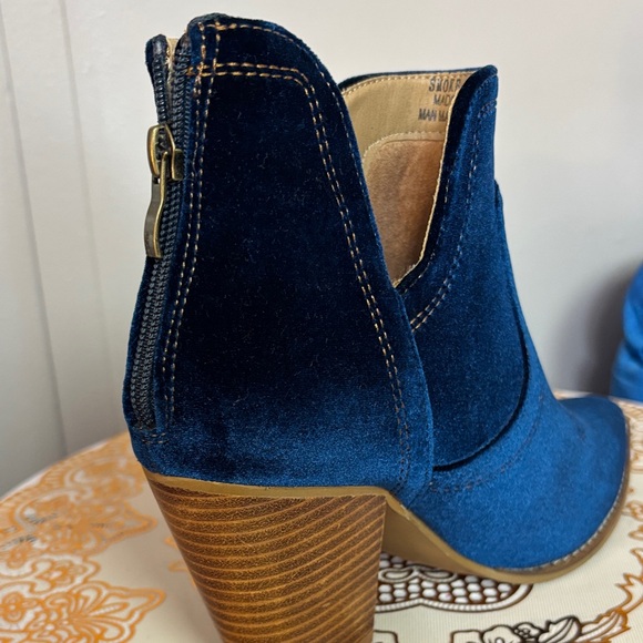 Chic Velvet Ankle Booties in Deep Blue - Picture 3 of 4